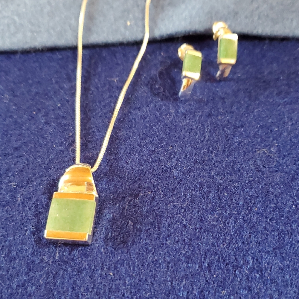 Elegant Green Jade and Sterling Silver Jewelry Set, Necklace And Earrings.